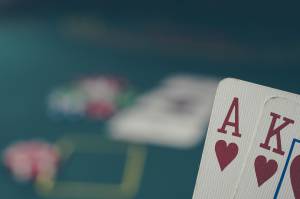 Ass und König auf zwei Spielkarten am Pokertisch